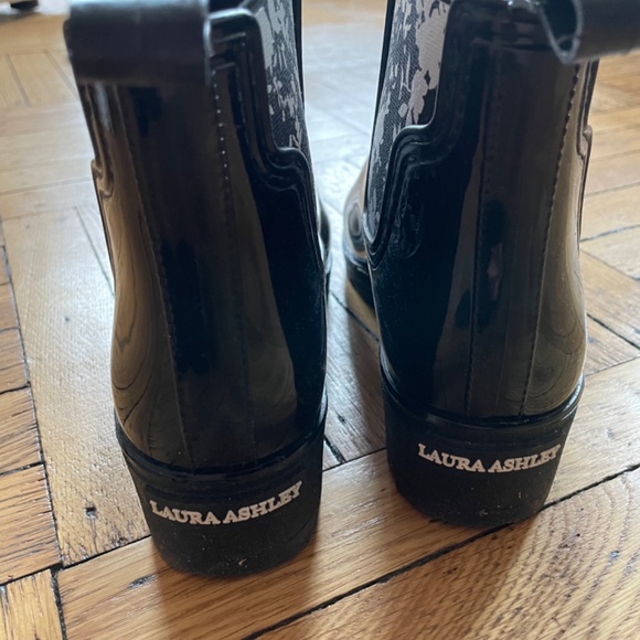 Laura Ashley Ladies Mid Cut Ankle Height Rubber Rain Boots size 8 - Picture 2 of 6